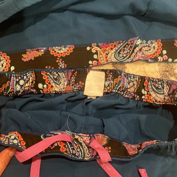 Vera Bradley scrub set - Picture 2 of 5